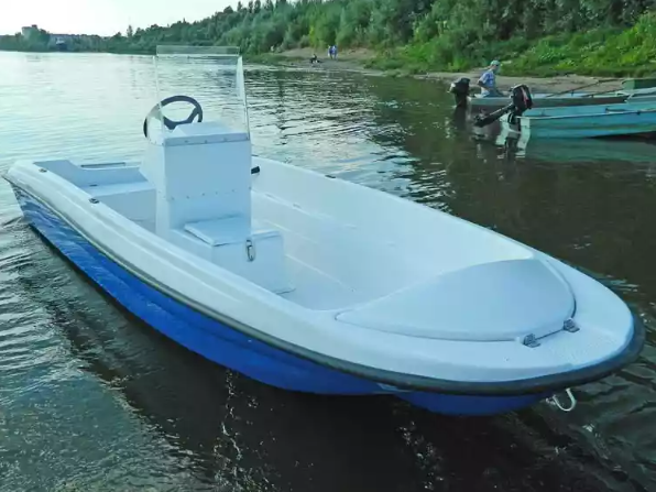 Стеклопластиковая лодка Пингвин с консолью (тримаран) в Орске