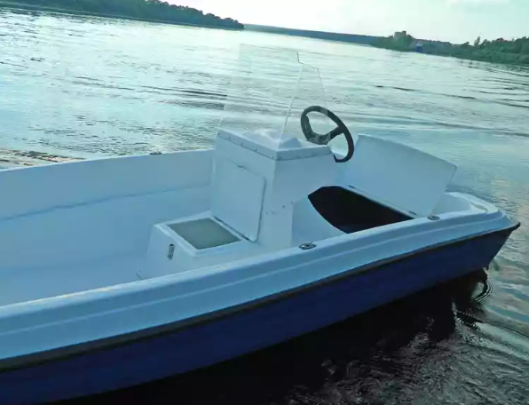 Стеклопластиковая лодка Пингвин с консолью (тримаран) в Орске