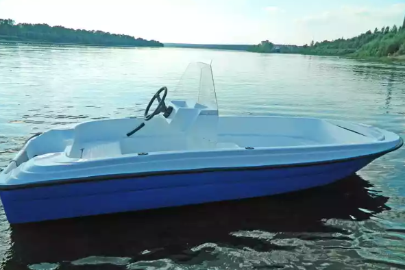 Стеклопластиковая лодка Пингвин с консолью (тримаран) в Орске