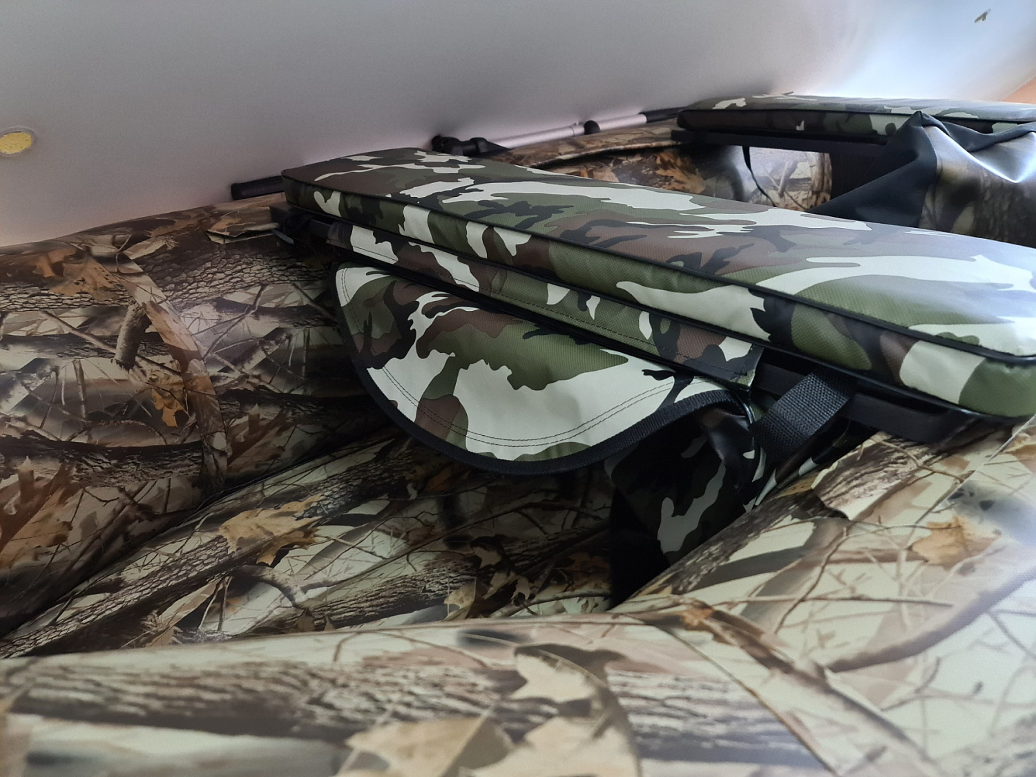 КОМПЛЕКТ МЯГКИХ НАКЛАДОК С СУМКОЙ ДЛЯ ЛОДОК 80Х20 КАМУФЛЯЖ в Орске